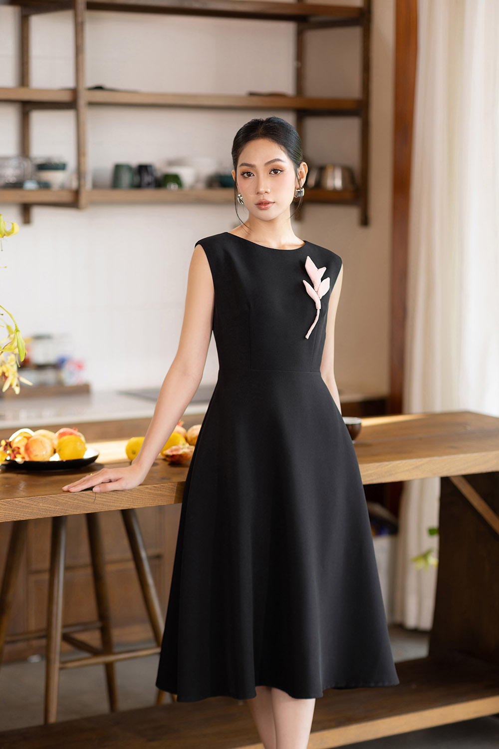 Đầm đen dáng xòe đính hoa