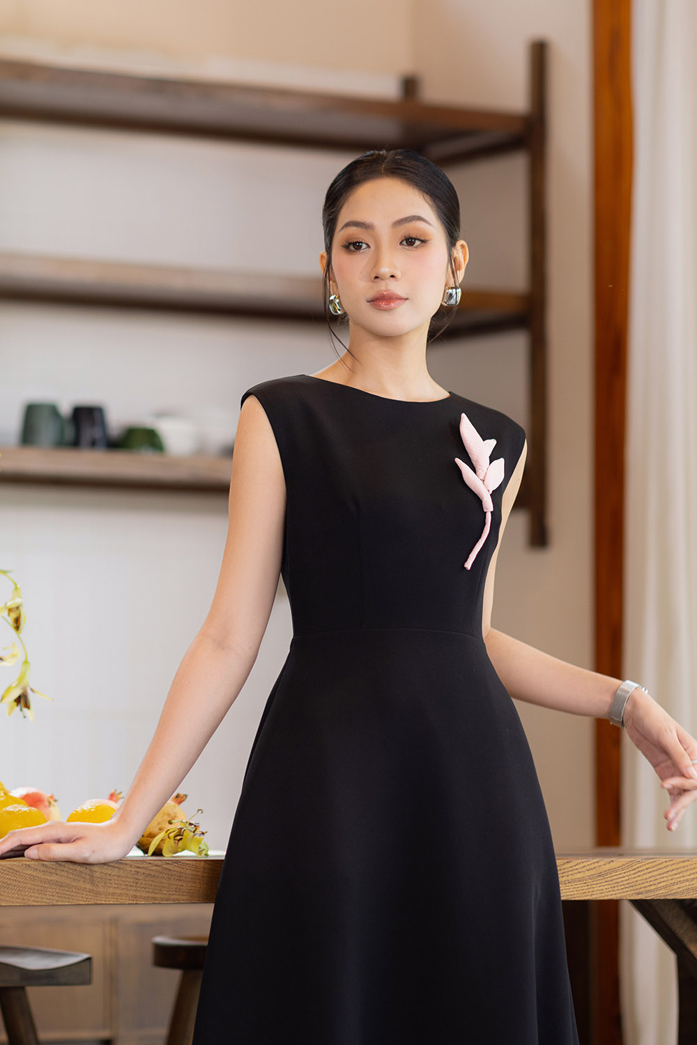 Đầm đen dáng xòe đính hoa