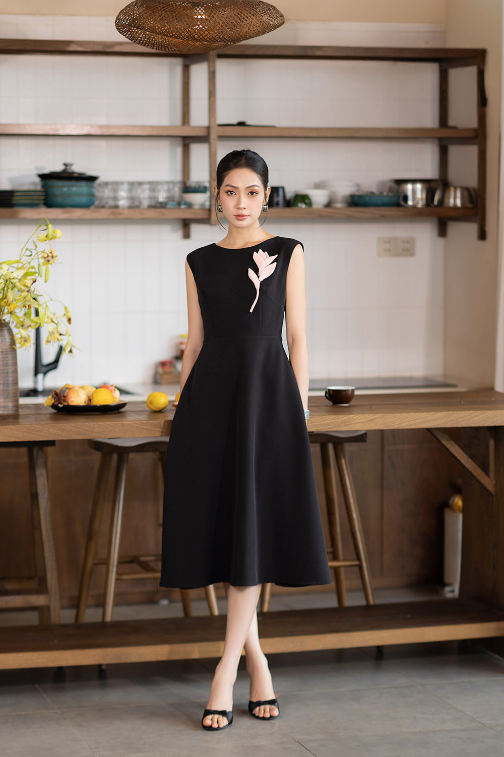 Đầm đen dáng xòe đính hoa