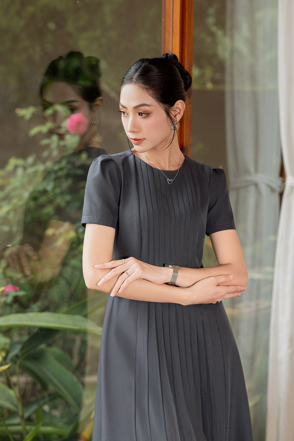 Đầm xòe công sở cổ tròn xếp ly thân trước