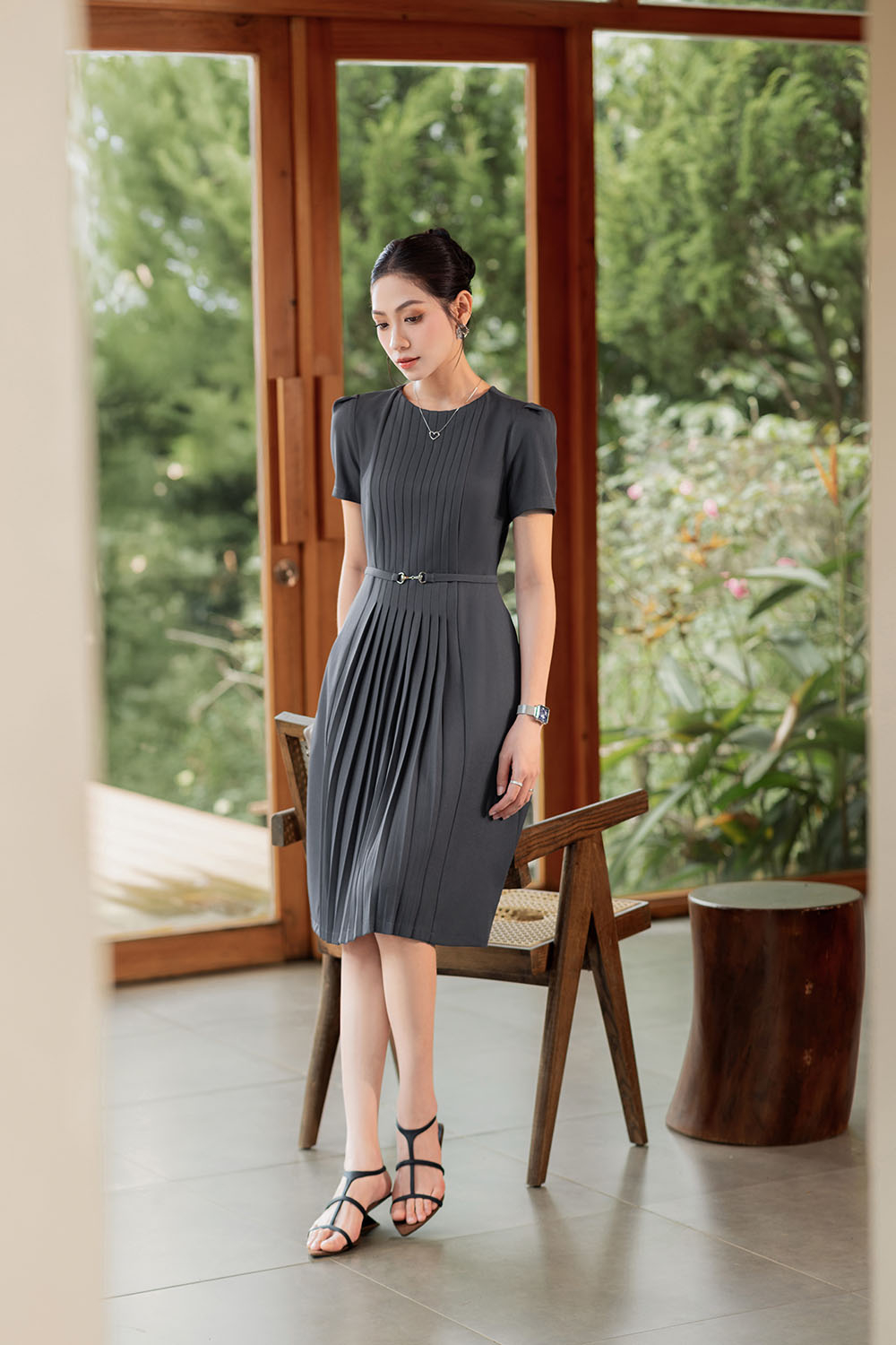 Đầm xòe công sở cổ tròn xếp ly thân trước