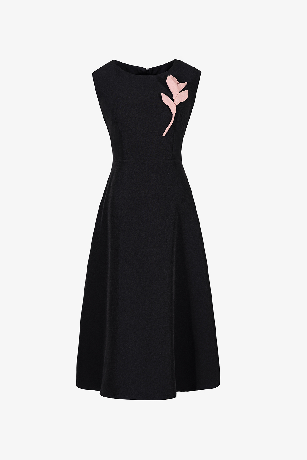 Đầm đen dáng xòe đính hoa