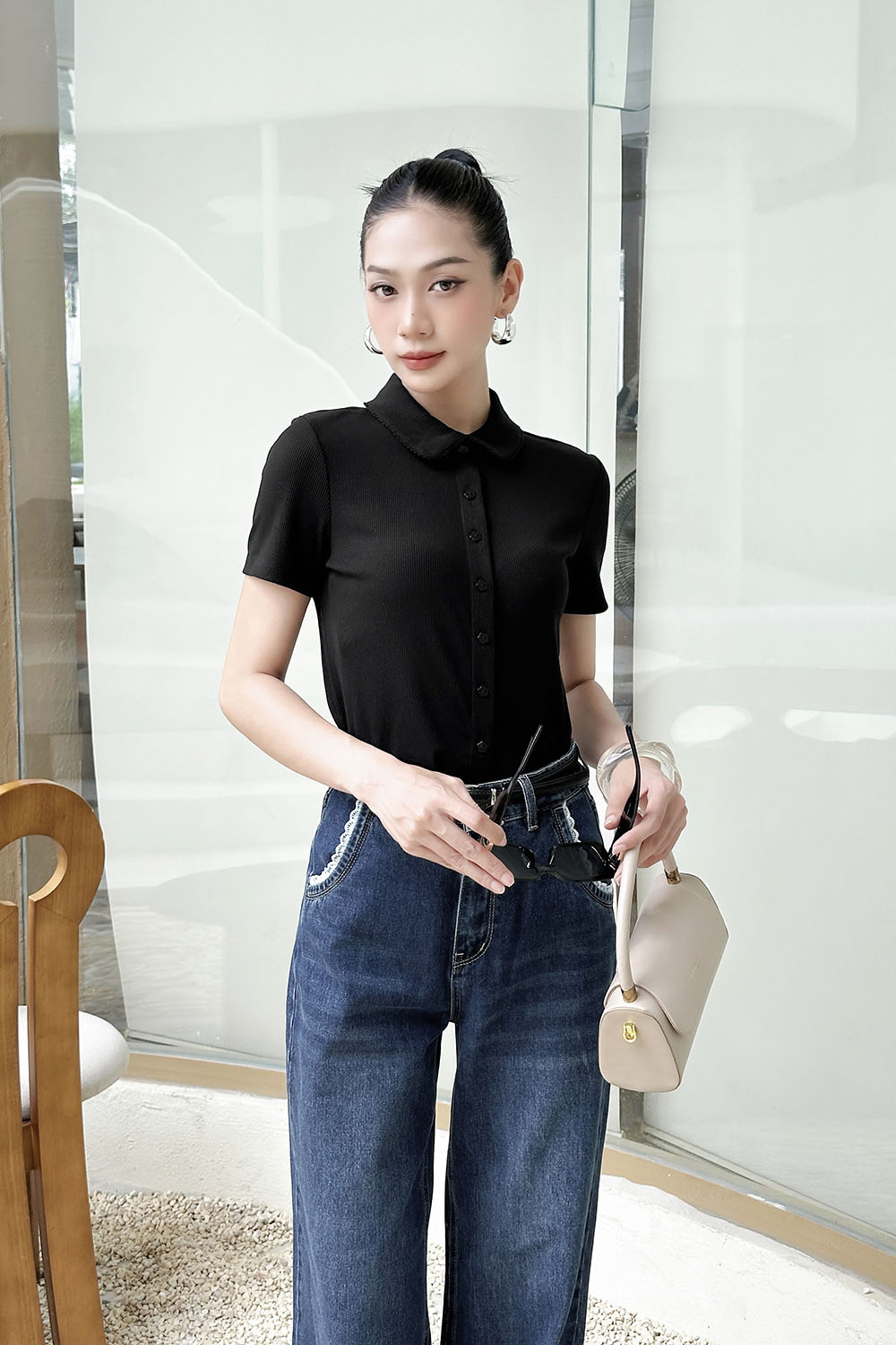 Áo thun gân màu đen cổ sen cài cúc trước