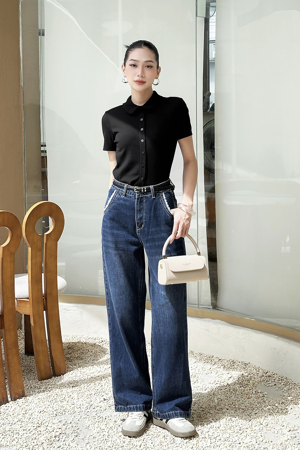 Áo thun gân màu đen cổ sen cài cúc trước