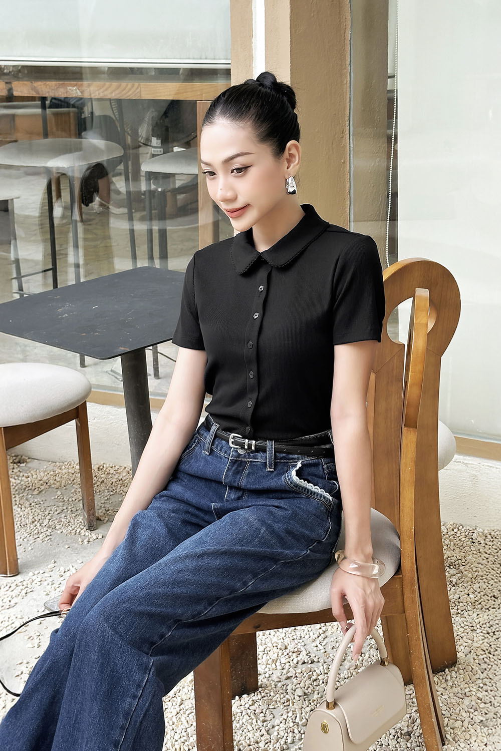 Áo thun gân màu đen cổ sen cài cúc trước