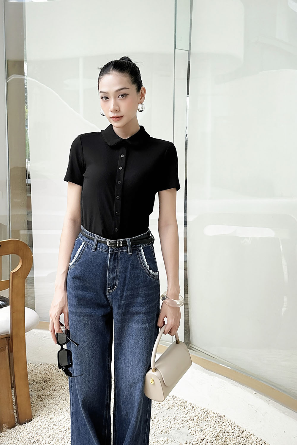 Áo thun gân màu đen cổ sen cài cúc trước