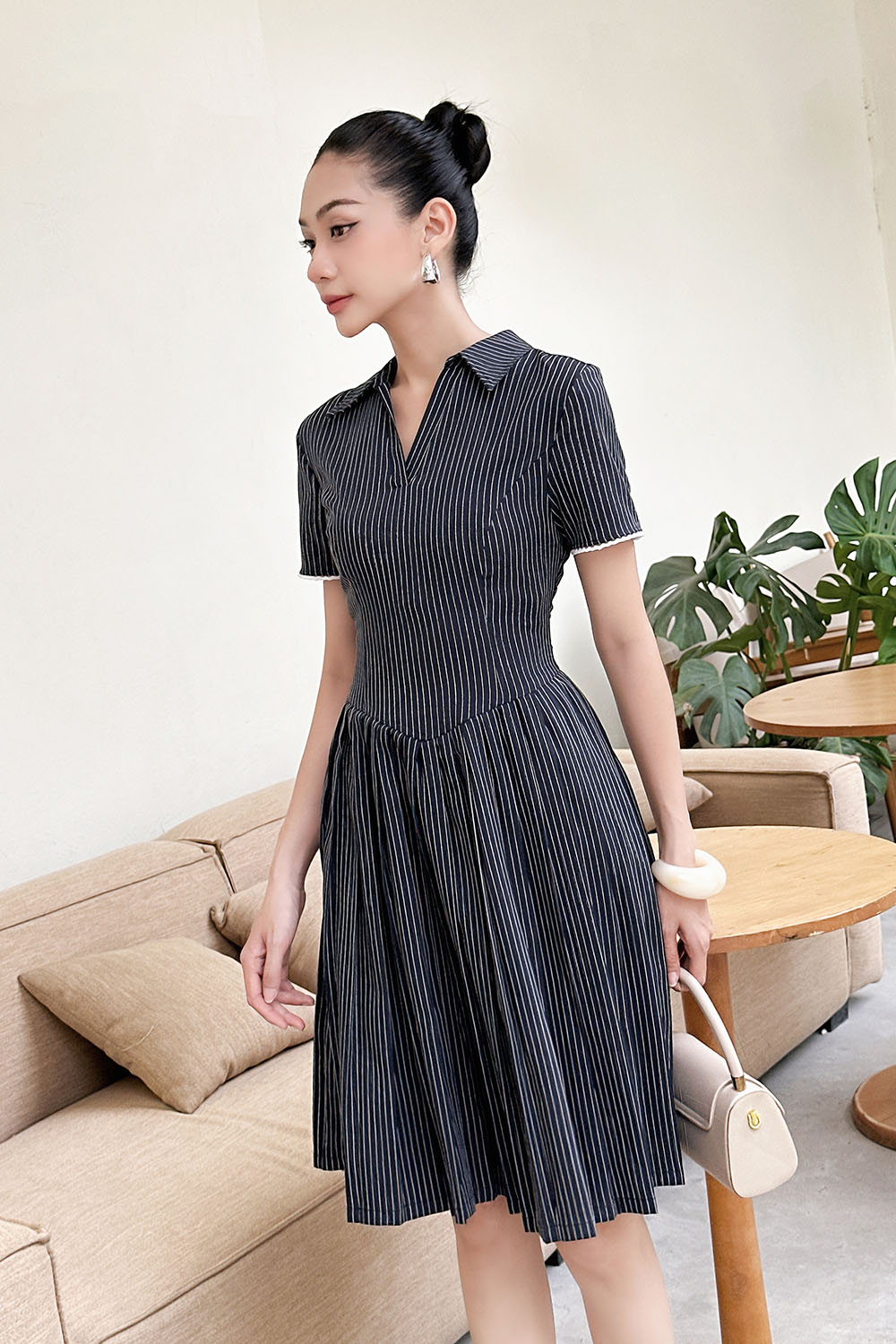 Đầm kẻ sọc dáng xòe xếp ly cổ sơ mi