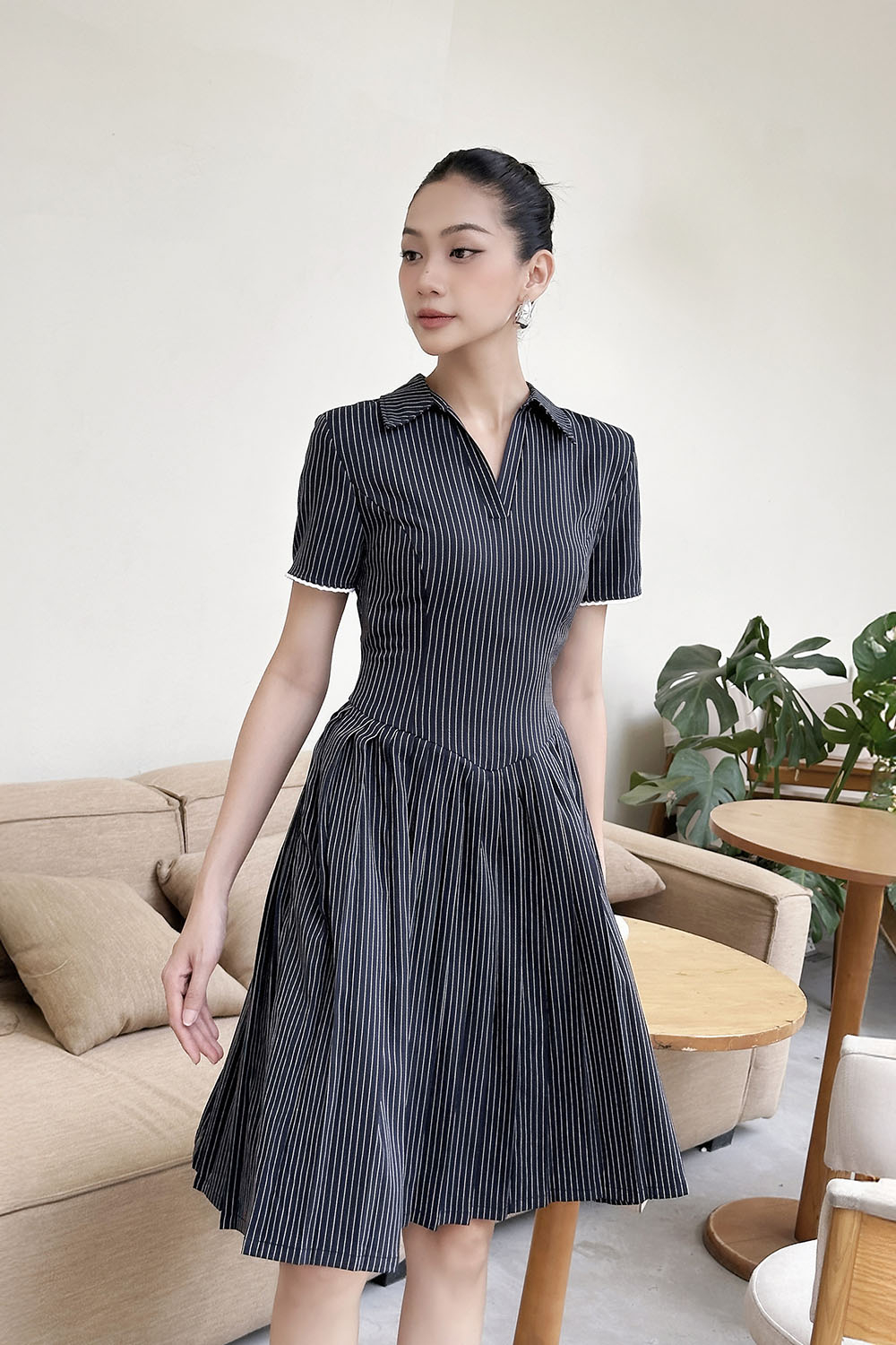 Đầm kẻ sọc dáng xòe xếp ly cổ sơ mi