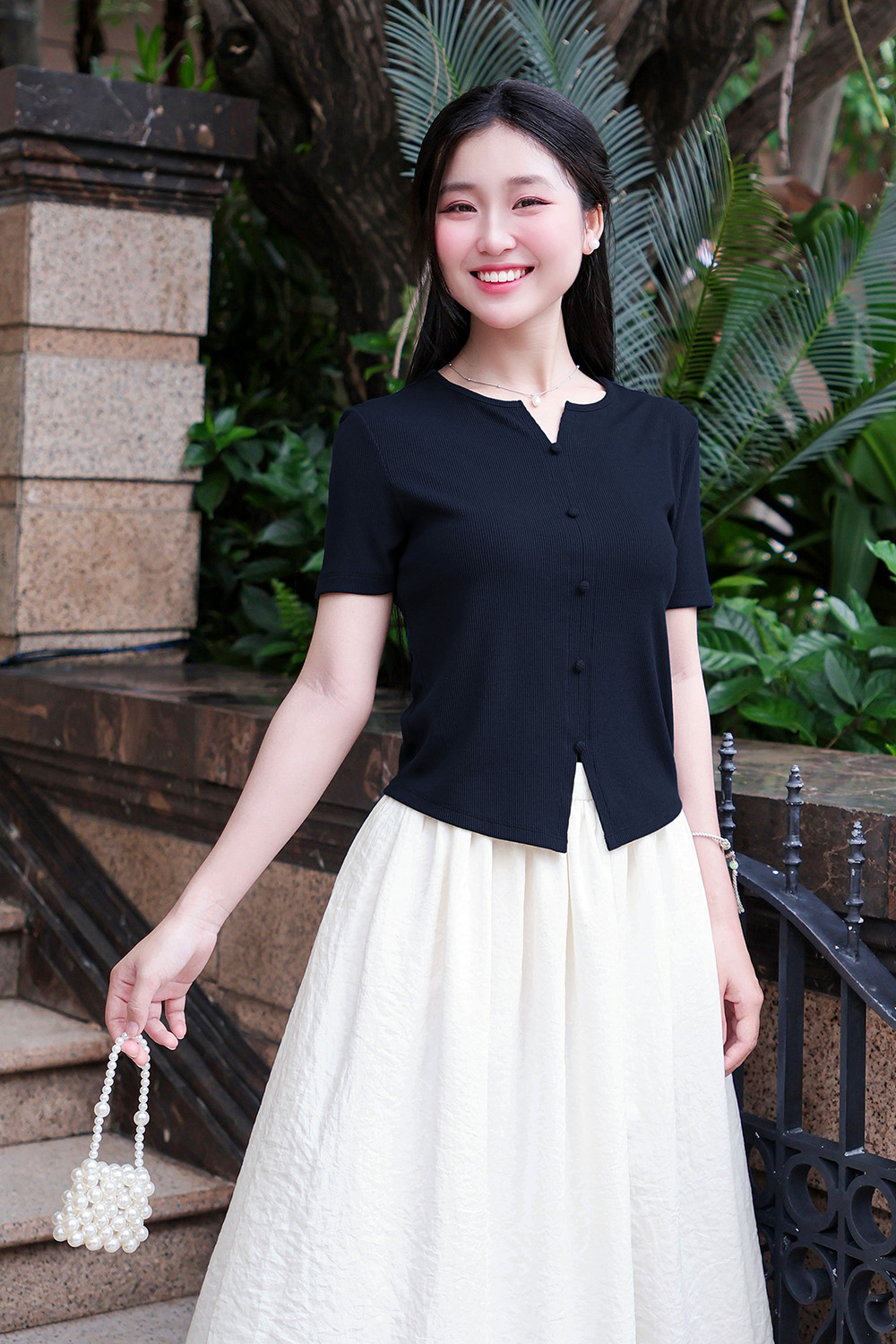 Áo thun gân phối nút màu xanh đen