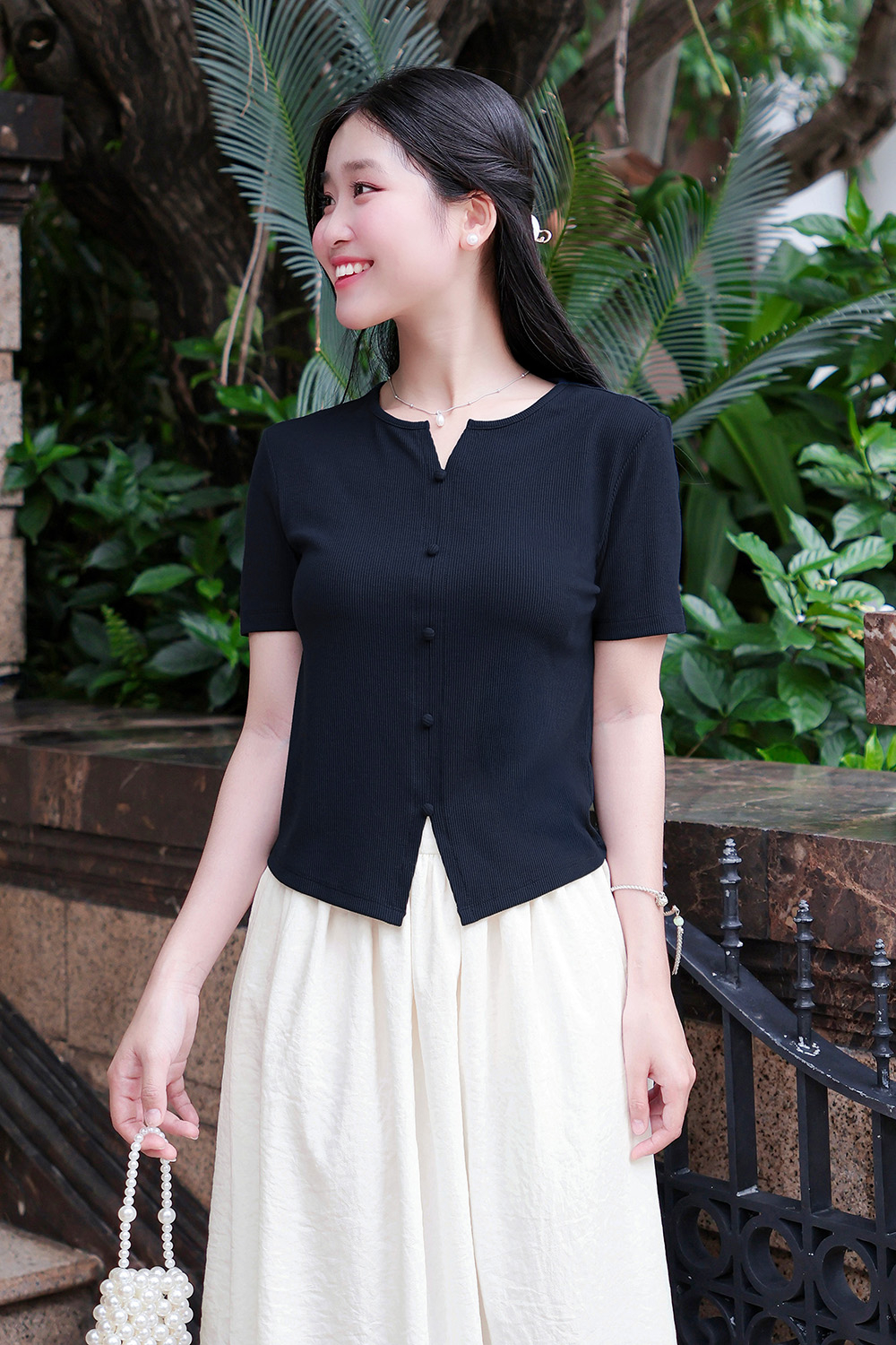 Áo thun gân phối nút màu xanh đen