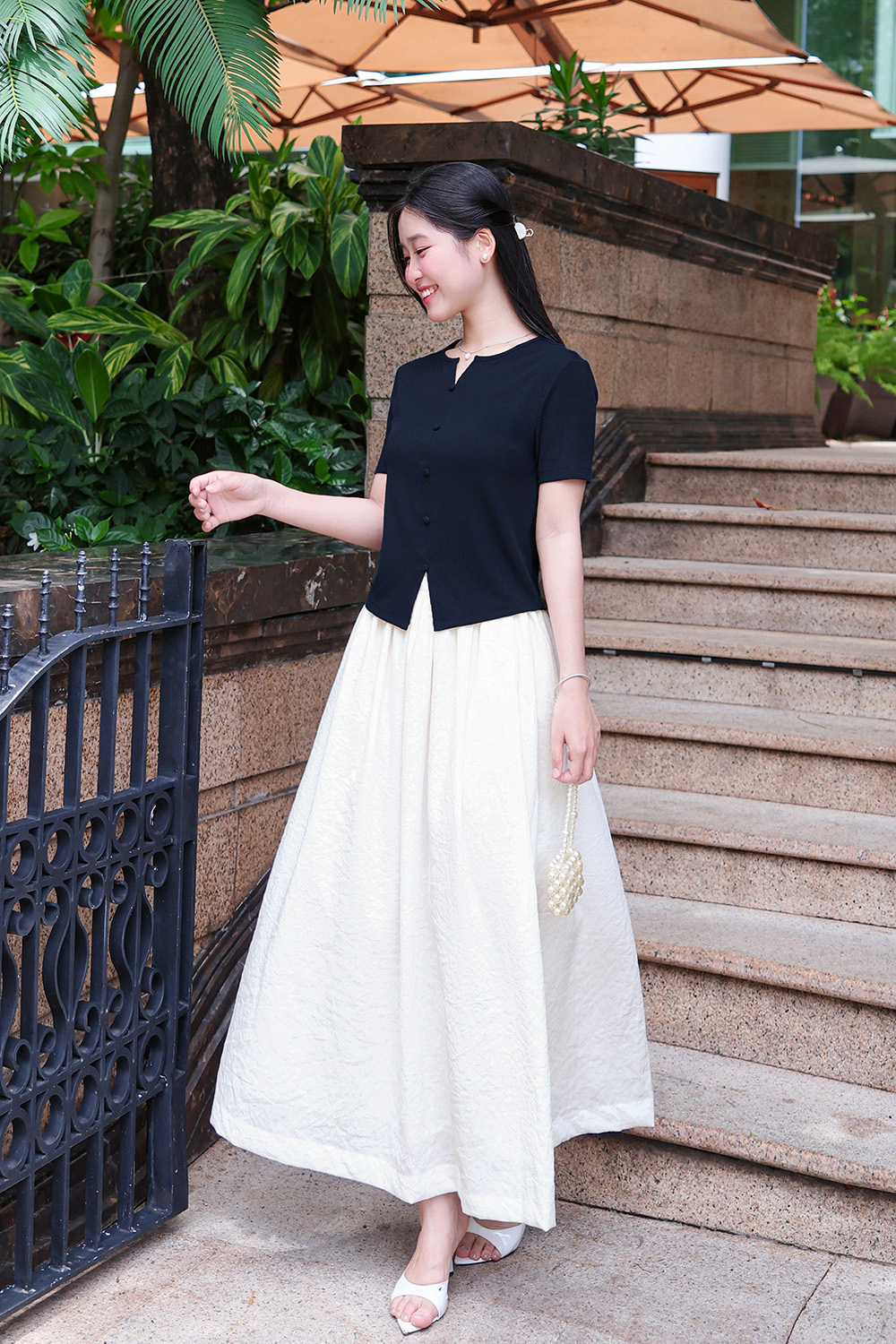 Áo thun gân phối nút màu xanh đen