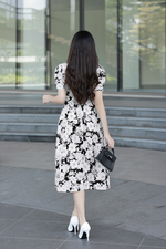 Đầm đen chữ A họa tiết hoa trắng