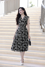 Đầm đen hoa cổ V thắt nơ eo