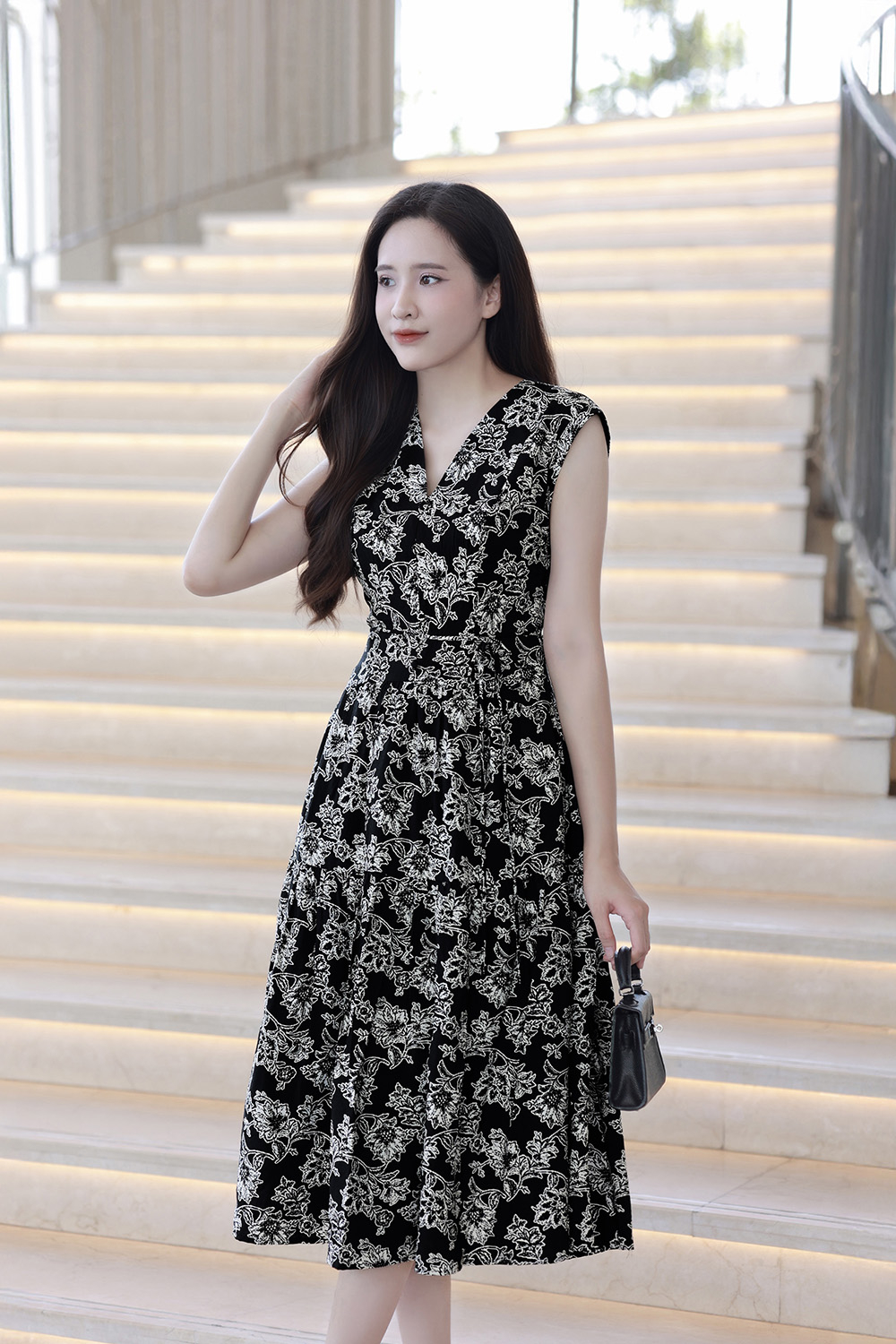 Đầm đen hoa cổ V thắt nơ eo