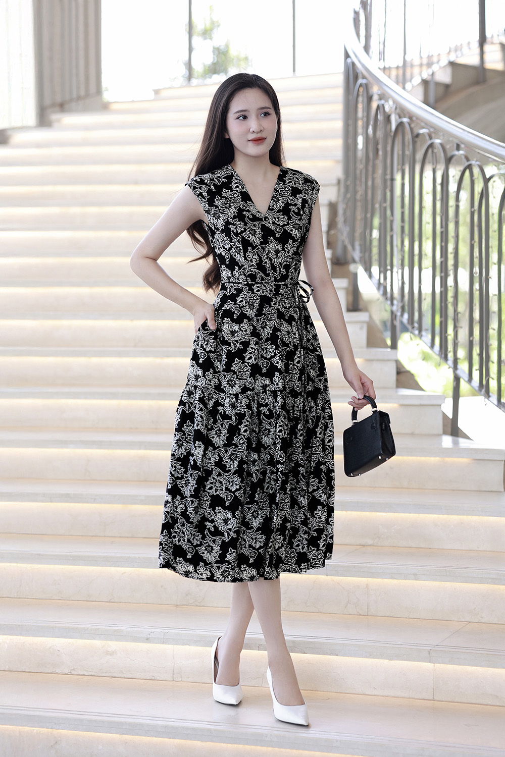 Đầm đen hoa cổ V thắt nơ eo