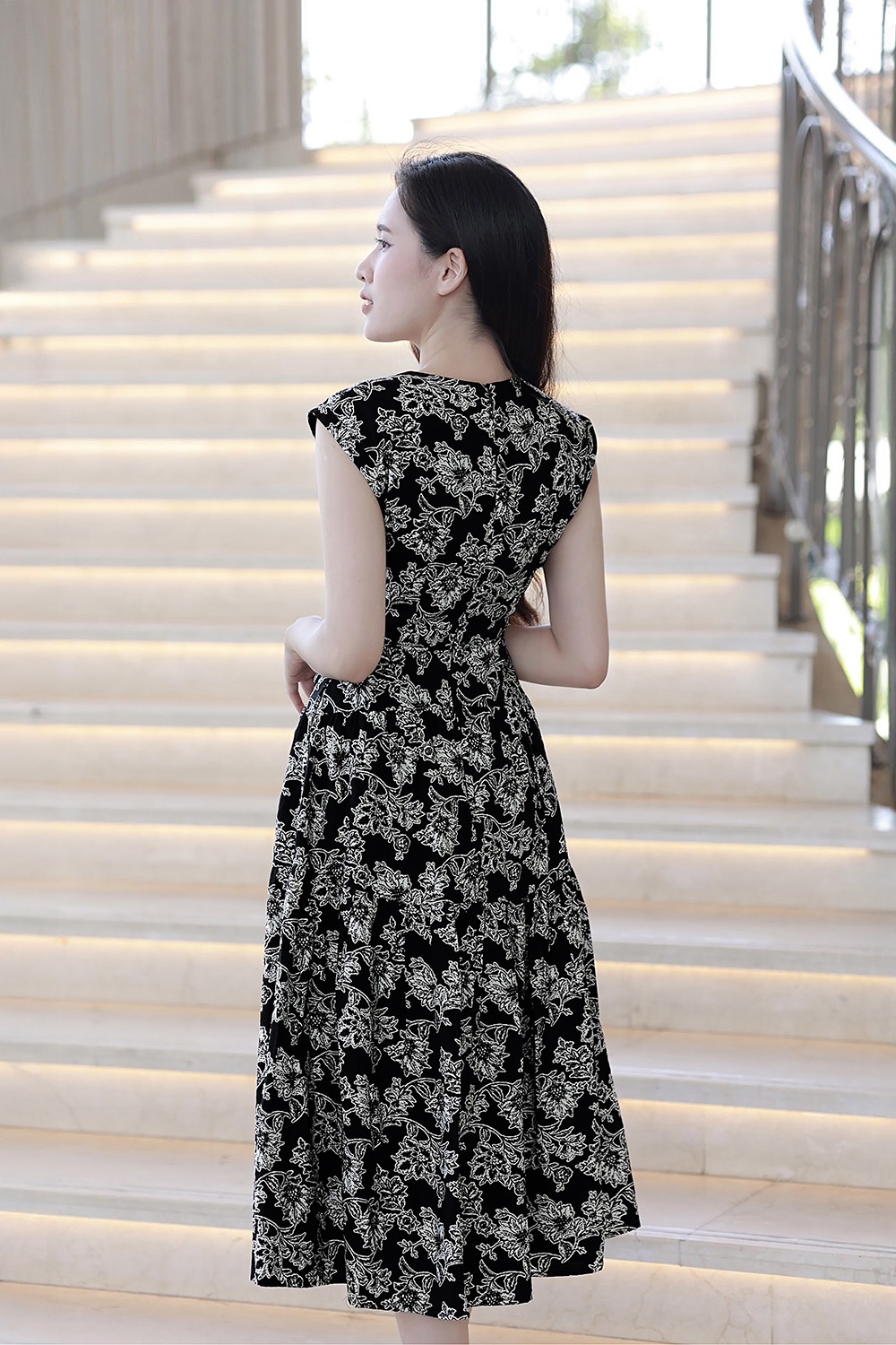 Đầm đen hoa cổ V thắt nơ eo