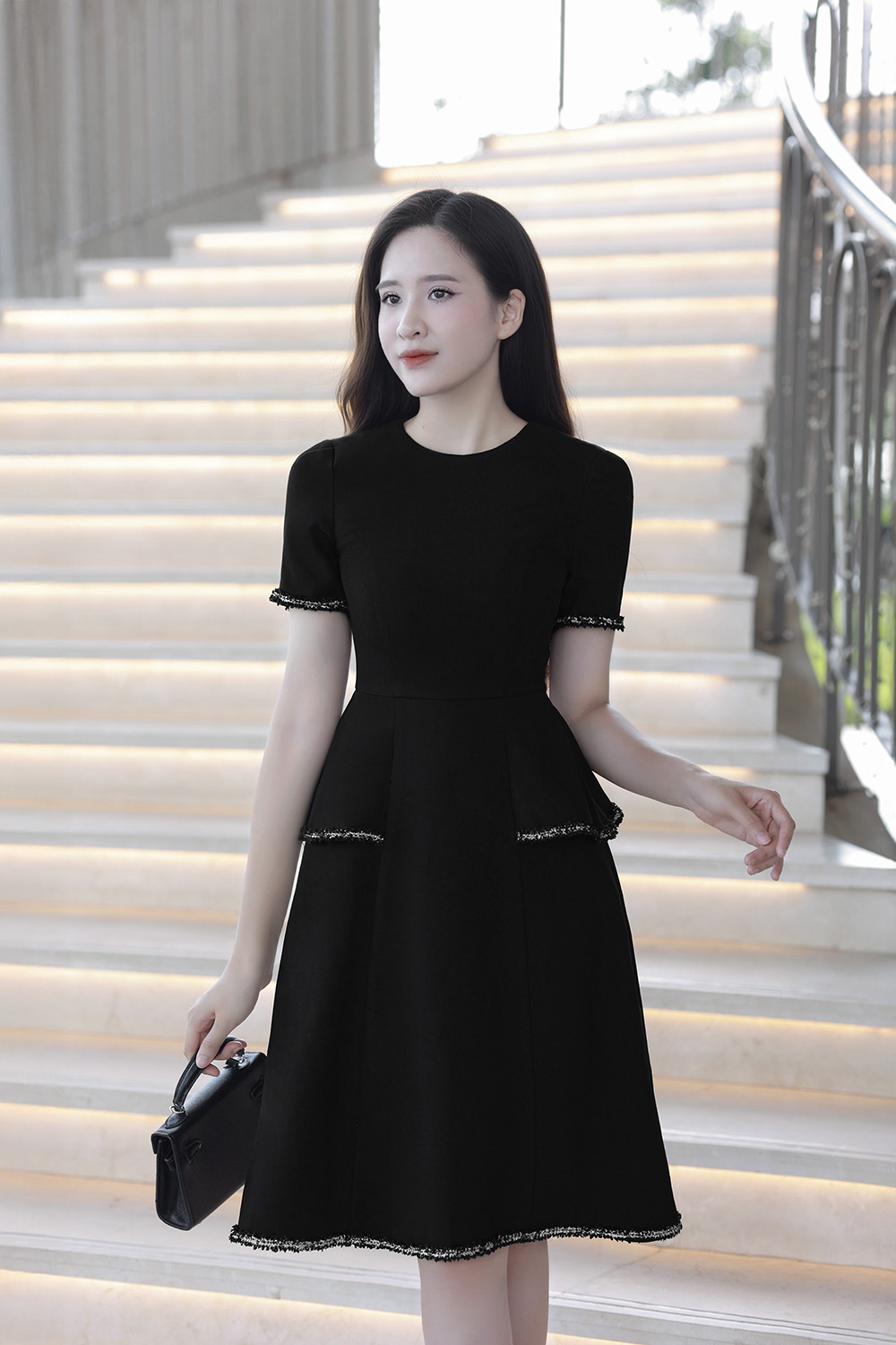 Đầm đen peplum dáng xòe phối viền