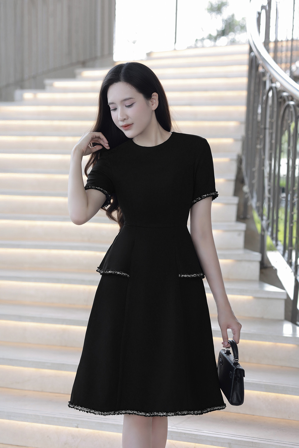 Đầm đen peplum dáng xòe phối viền