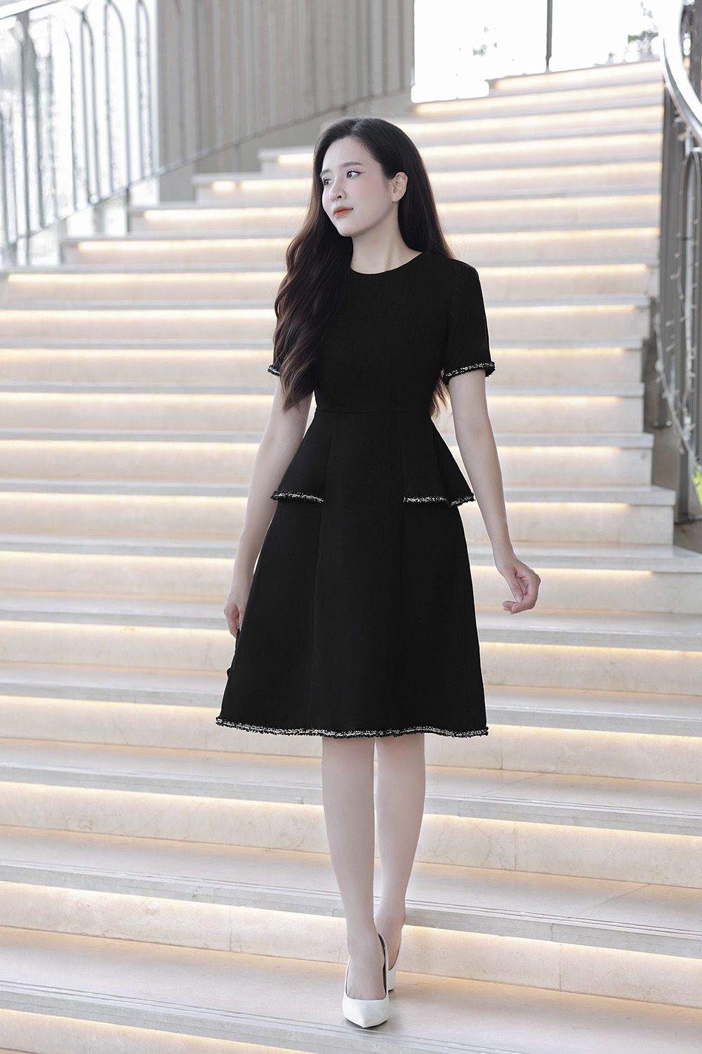 Đầm đen peplum dáng xòe phối viền