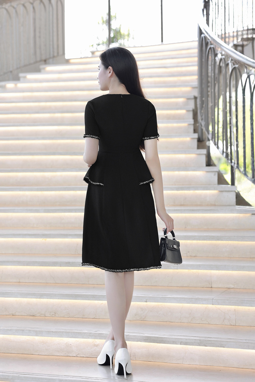 Đầm đen peplum dáng xòe phối viền