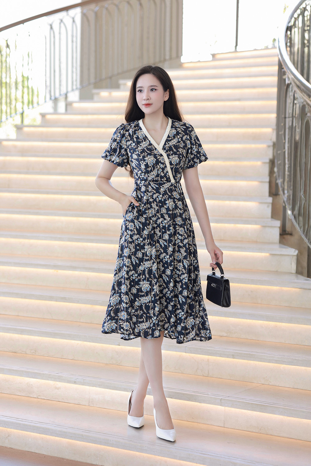 Đầm hoa dáng xòe cổ V viền đăng ten