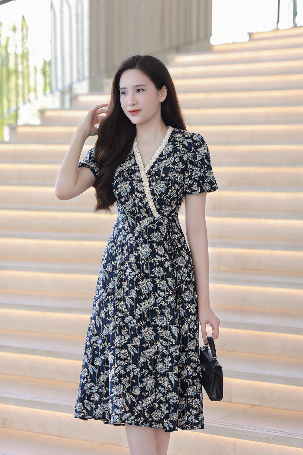 Đầm hoa dáng xòe cổ V viền đăng ten