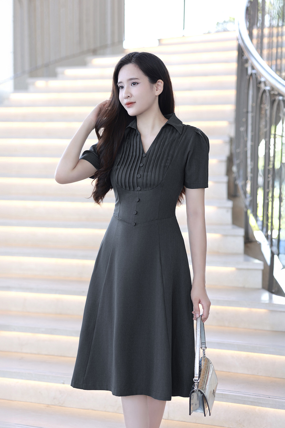Đầm sơ mi xám xếp ly ngực dáng chữ A