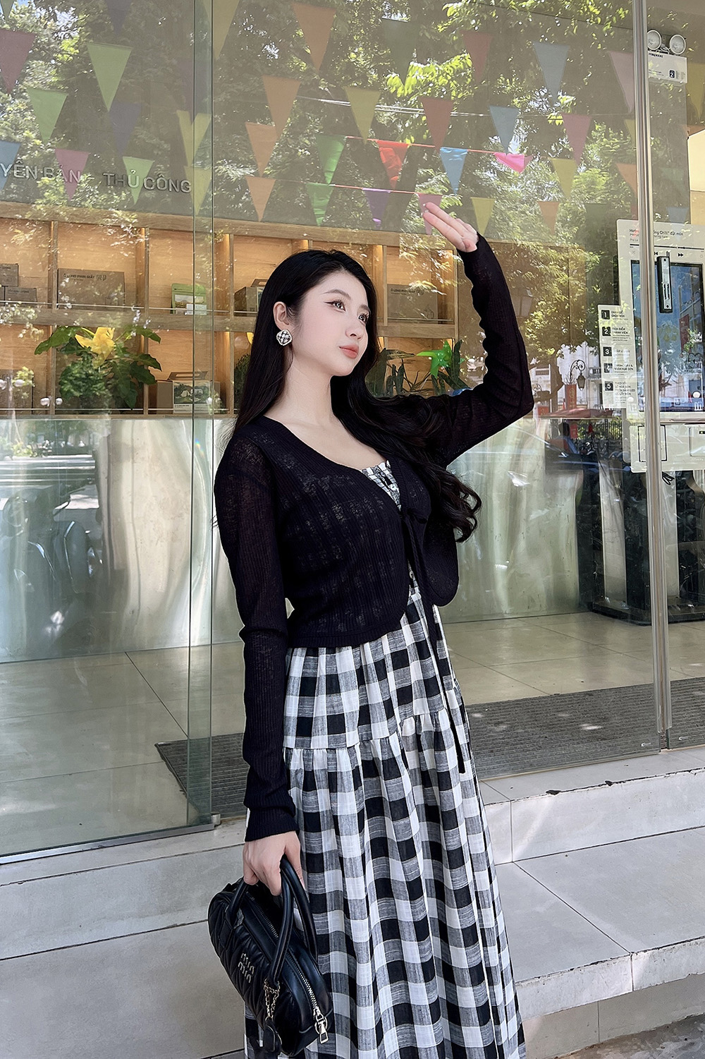 Áo khoác cardigan ngắn màu đen buộc dây