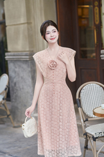 Đầm ren hồng dự tiệc đính hoa