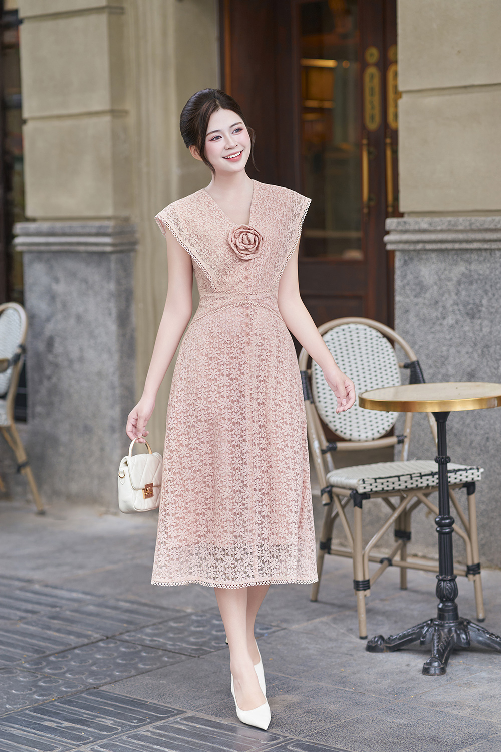 Đầm ren hồng dự tiệc đính hoa