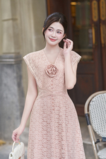 Đầm ren hồng dự tiệc đính hoa