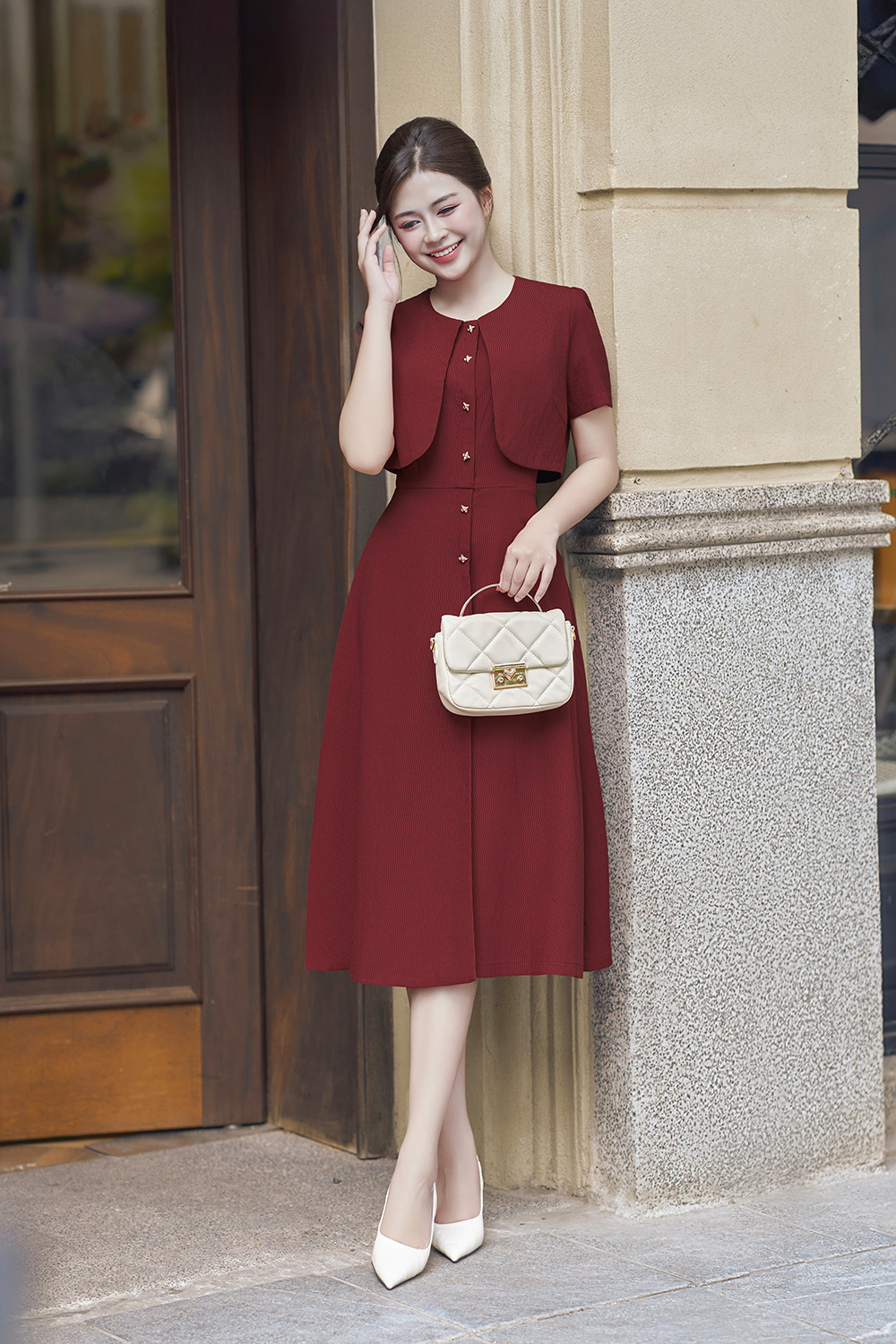 Đầm xòe đỏ cổ tròn phối áo khoác