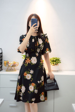 Đầm xòe màu đen họa tiết hoa nhiều màu