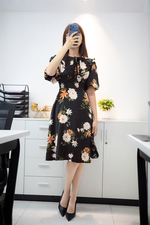 Đầm xòe màu đen họa tiết hoa nhiều màu