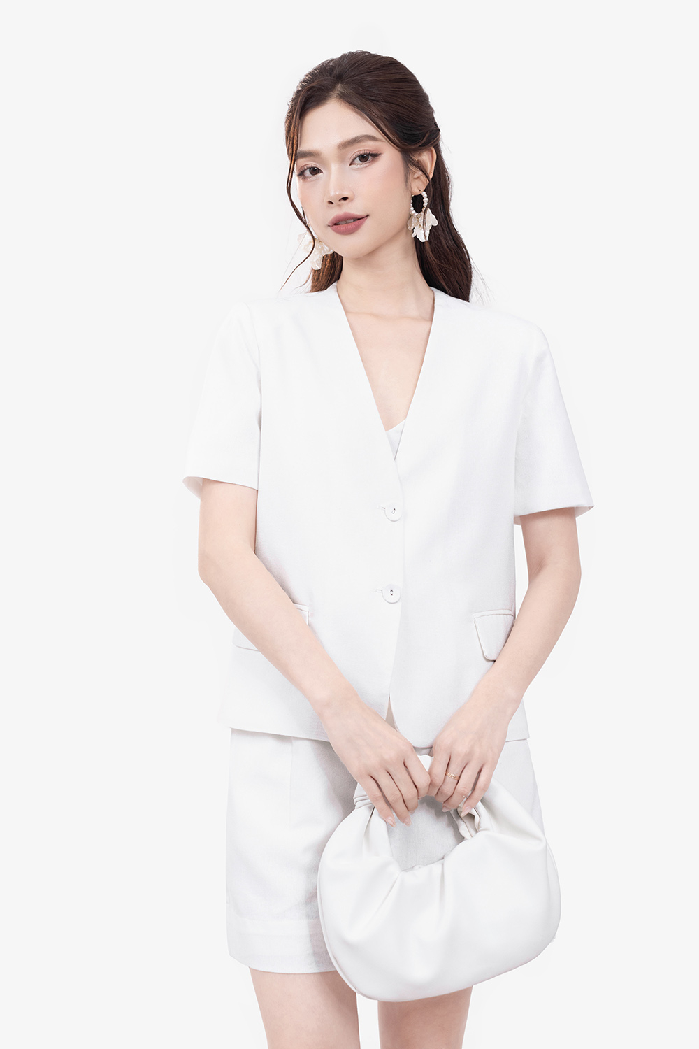 Áo trắng linen dáng suông công sở