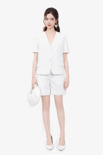 Áo trắng linen dáng suông công sở