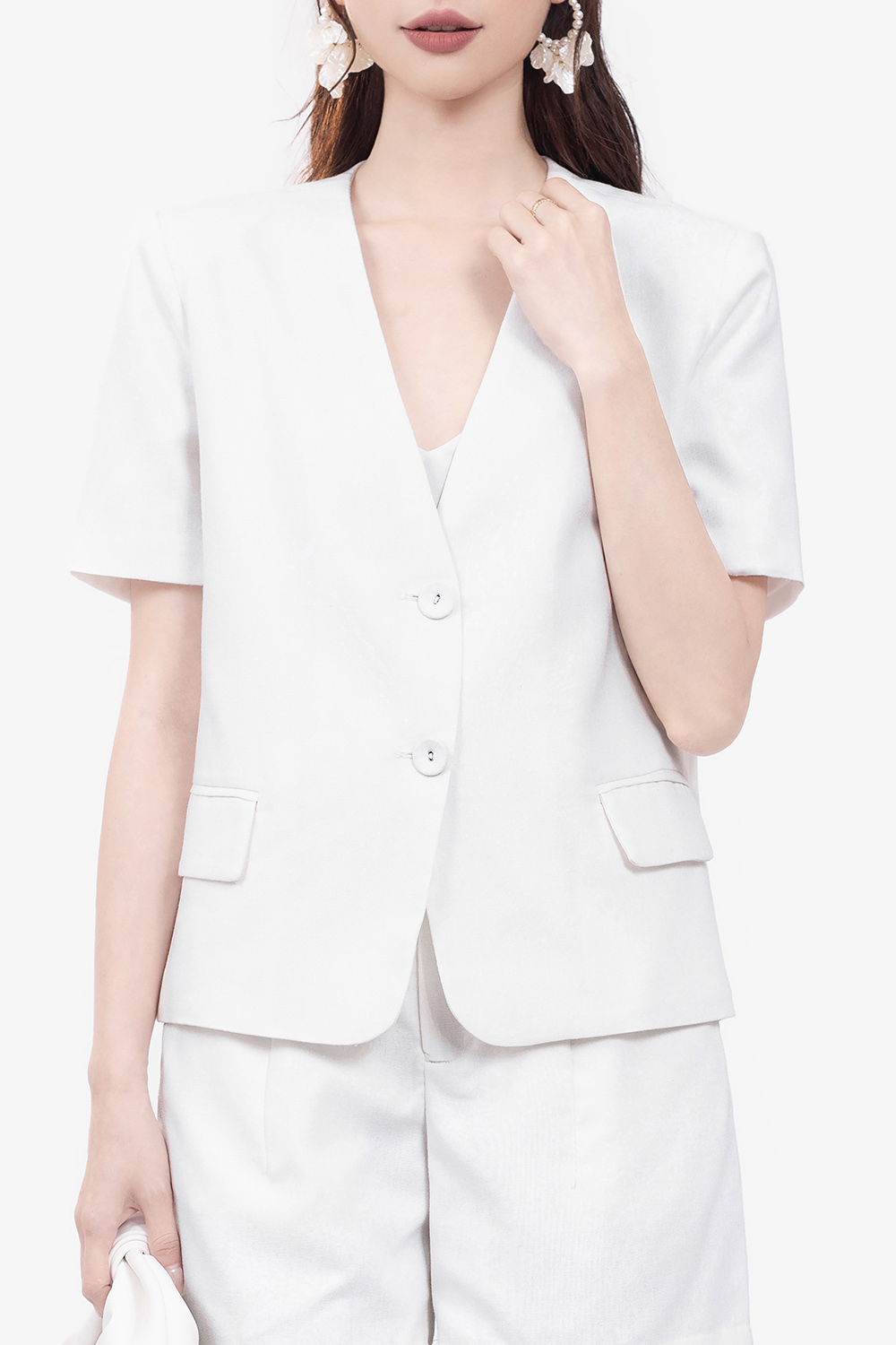 Áo trắng linen dáng suông công sở