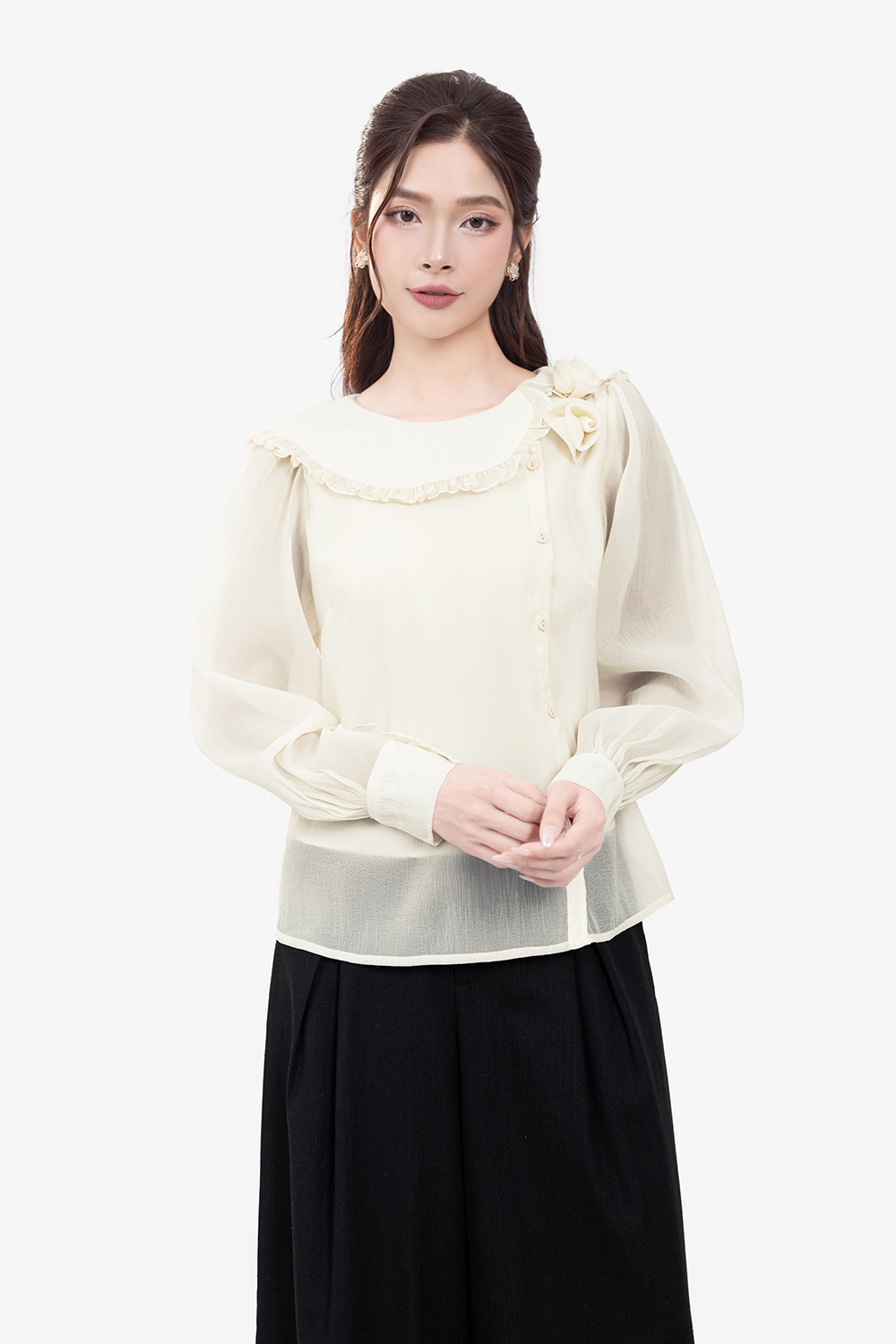 Áo sơ mi cổ bèo đính hoa