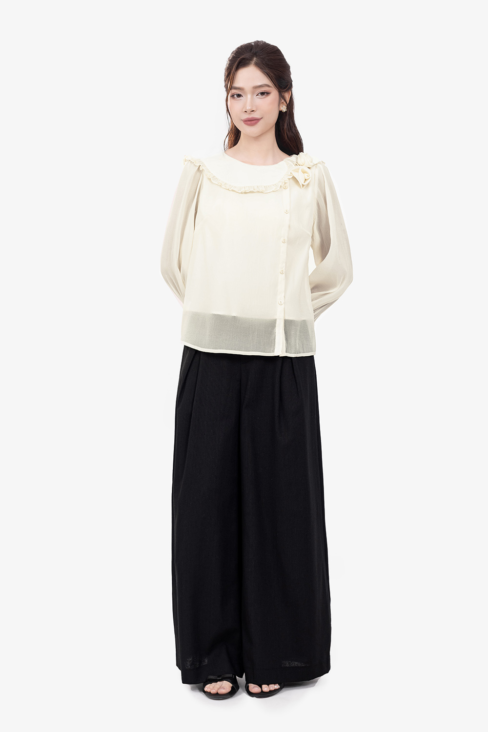 Áo sơ mi cổ bèo đính hoa