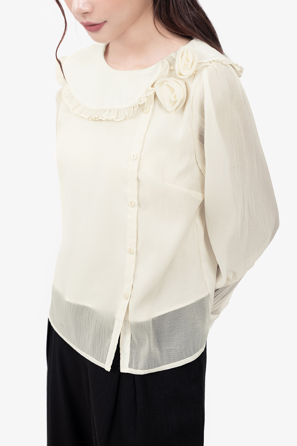 Áo sơ mi cổ bèo đính hoa