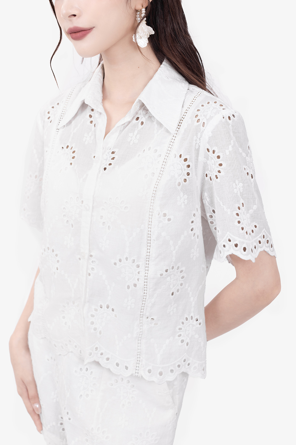 Áo kiểu sơ mi xô thêu màu trắng