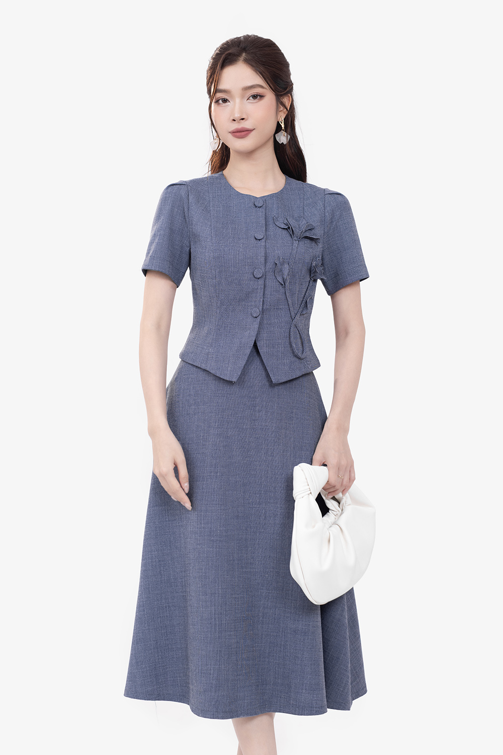 Áo kiểu nữ dáng ôm cổ tròn đính hoa