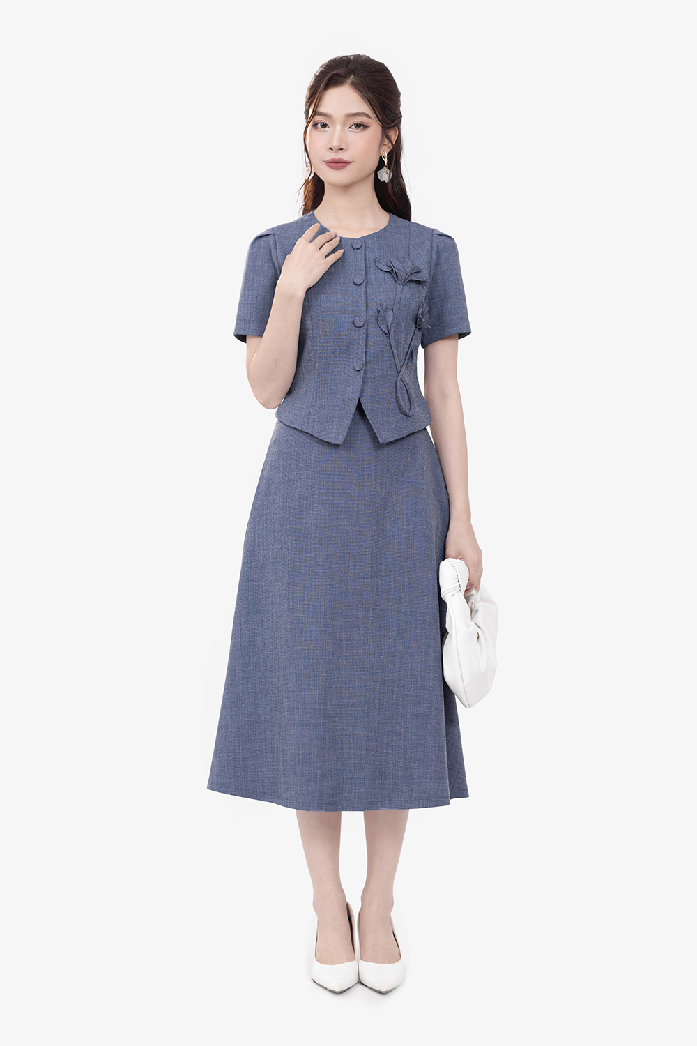 Áo kiểu nữ dáng ôm cổ tròn đính hoa