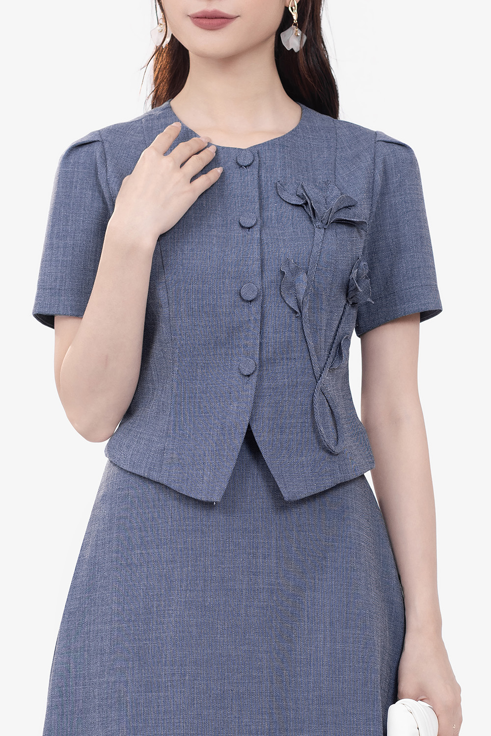 Áo kiểu nữ dáng ôm cổ tròn đính hoa