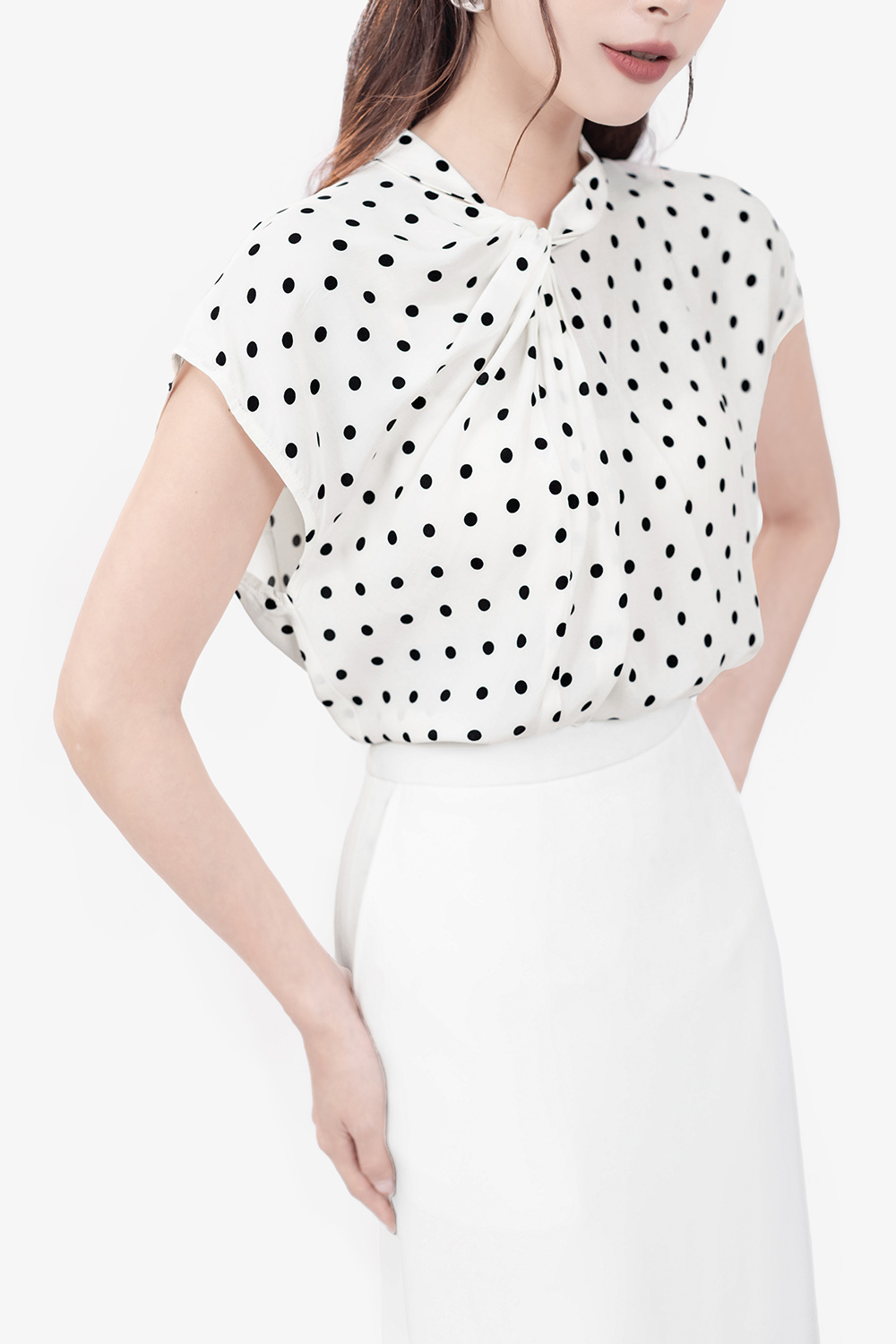 Áo kiểu nữ họa tiết chấm bi lớn cổ xoắn