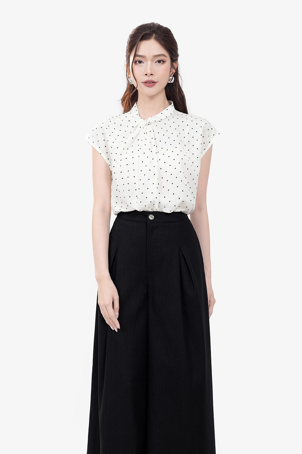 Áo kiểu nữ họa tiết chấm bi nhỏ cổ xoắn