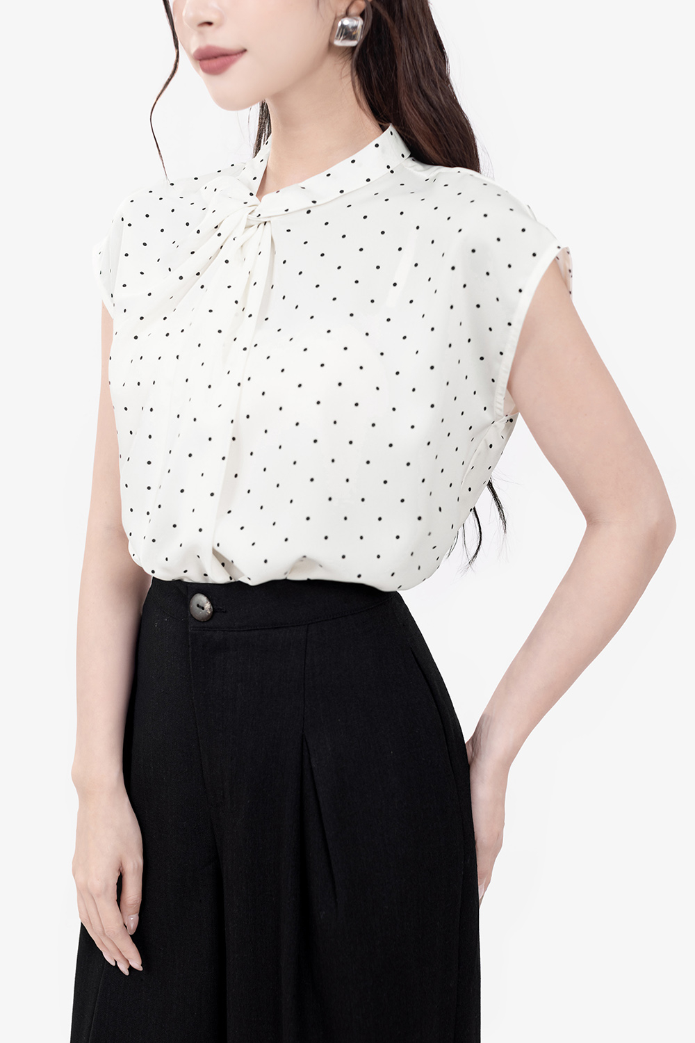 Áo kiểu nữ họa tiết chấm bi nhỏ cổ xoắn