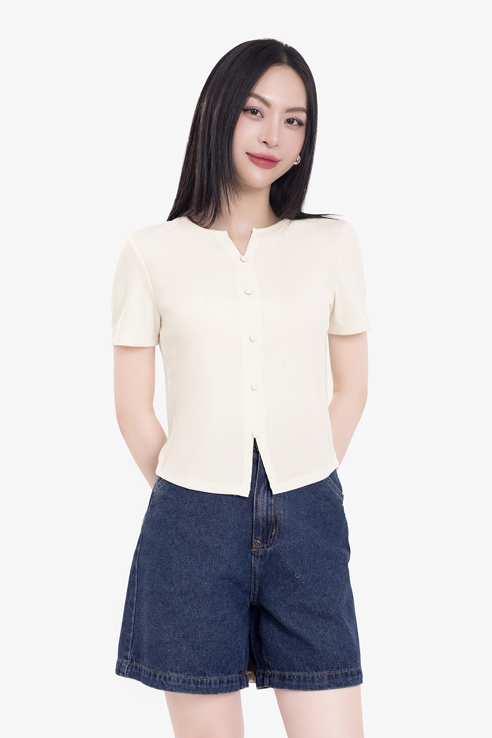 Áo thun nữ màu kem dáng ôm cổ xẻ V