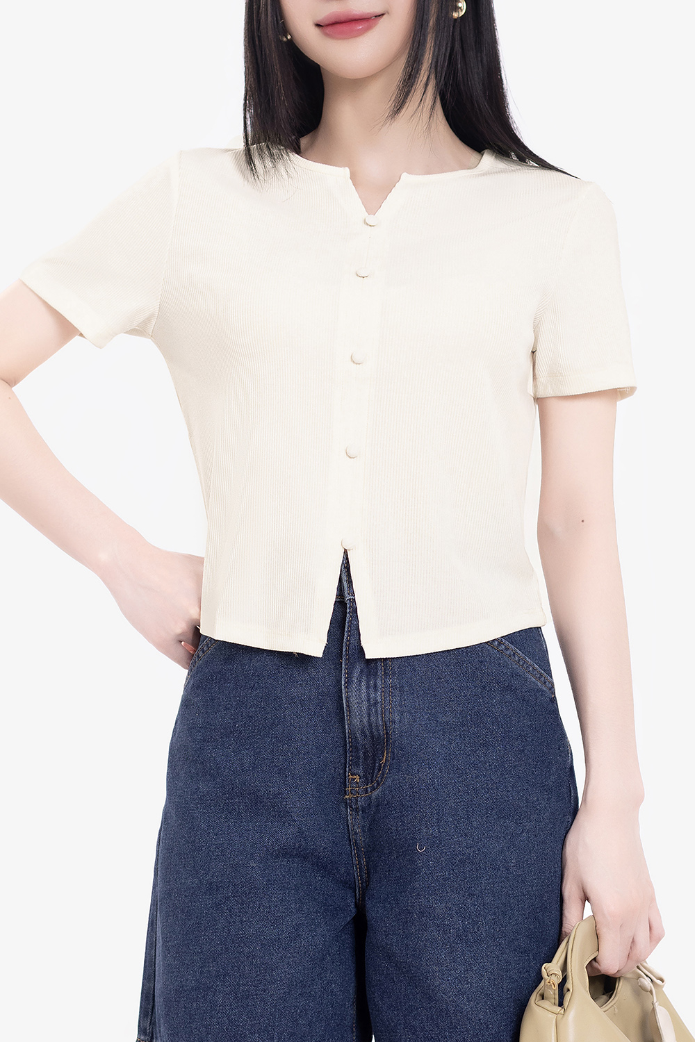 Áo thun nữ màu kem dáng ôm cổ xẻ V