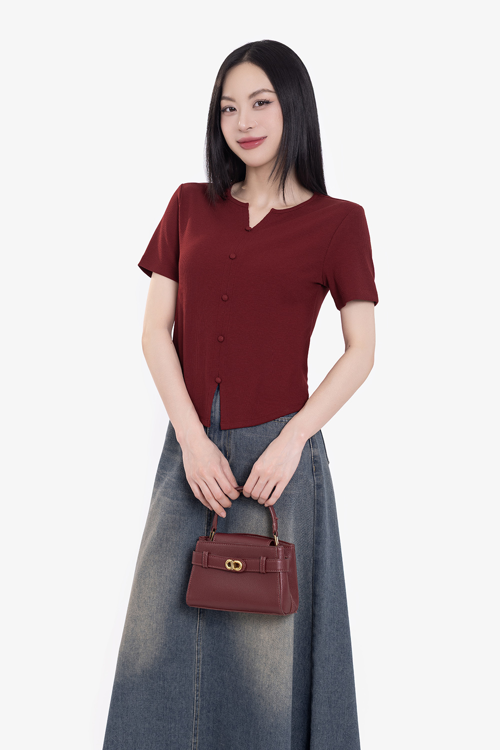 Áo thun nữ màu đỏ dáng ôm cổ xẻ V